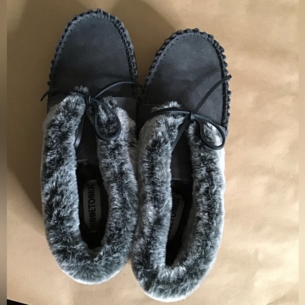 Minnetonka Women's Black Moccasins with Fur Trim